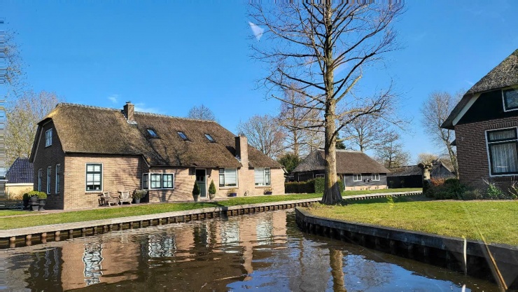 Giethoorn không chỉ đẹp mà còn rất đặc biệt nhờ vị trí nằm sát vùng sông nước.