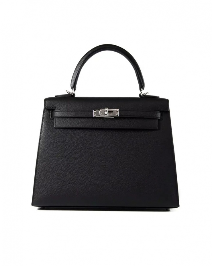 Nổi bật trên bộ cánh của Hương Liên là chiếc Hermes Kelly màu đen khóa bạc, được yết giá khoảng 600 - 700 triệu đồng trên một số nền tảng như Madison Avenue Couture. Cô còn sử dụng chiếc đồng hồ Cartier da cá sấu giá khoảng 400 triệu đồng.