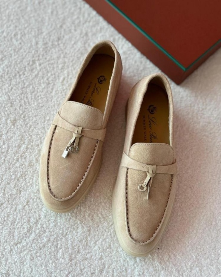 'Nàng dâu hào môn' bắt sóng xu hướng giày của giới thượng lưu với đôi loafer Loro Piana. Thiết kế tông be thanh lịch, giá bán 890 Euro (khoảng 26 triệu đồng).