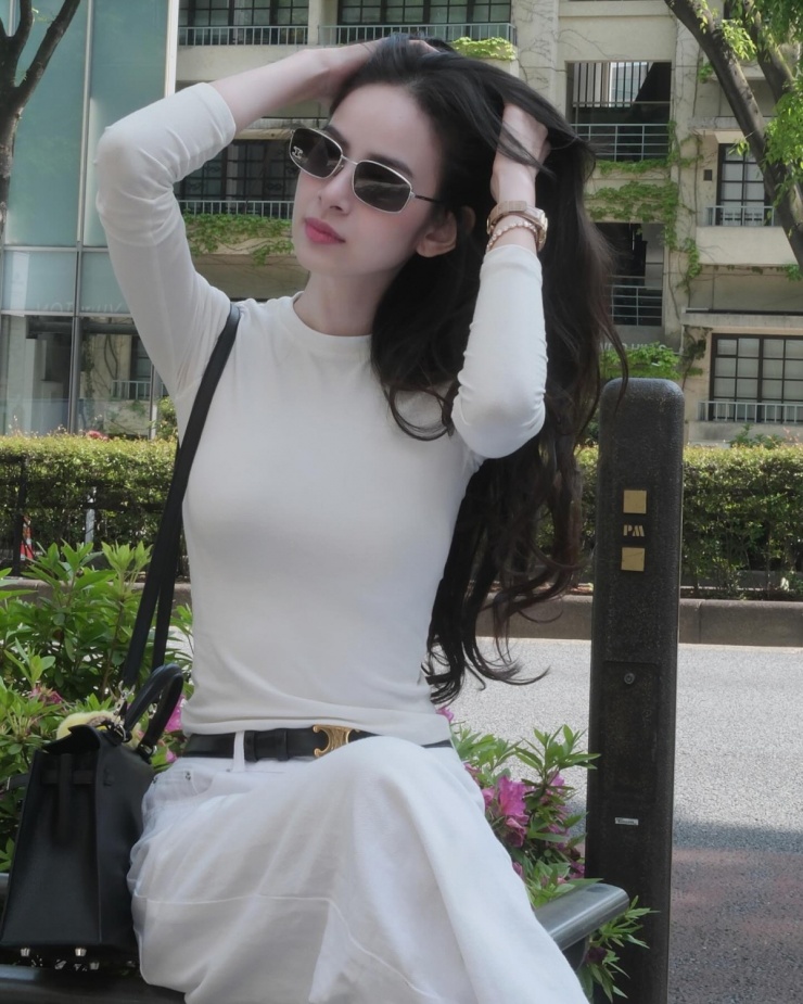 Mẫu túi xách, đồng hồ đắt đỏ được Hương Liên sắm gần đây và tích cực sử dụng.