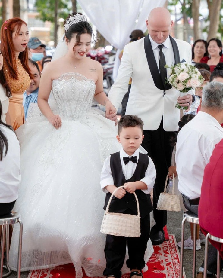 Cặp đôi kết hôn sau 1 năm yêu 