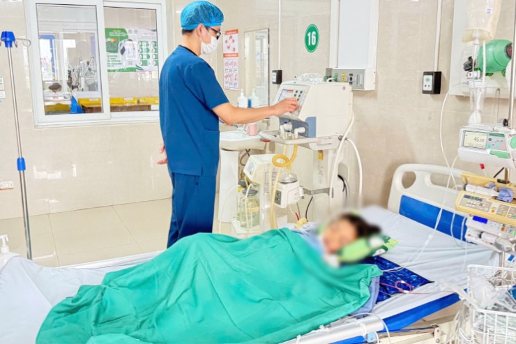 Trẻ được bác sĩ cấp cứu tại bệnh viện. Ảnh: BVCC.
