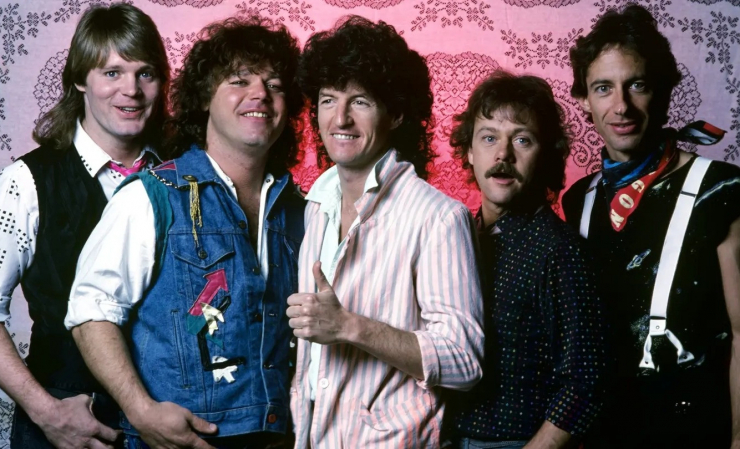 Terry là giọng hát chính trong ban nhạc rock REO Speedwagon.