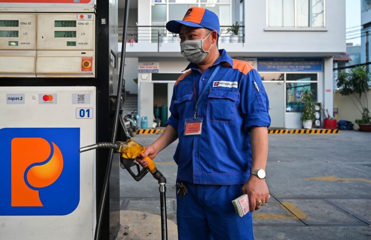 Giá xăng dầu tăng mạnh. Ảnh: NH