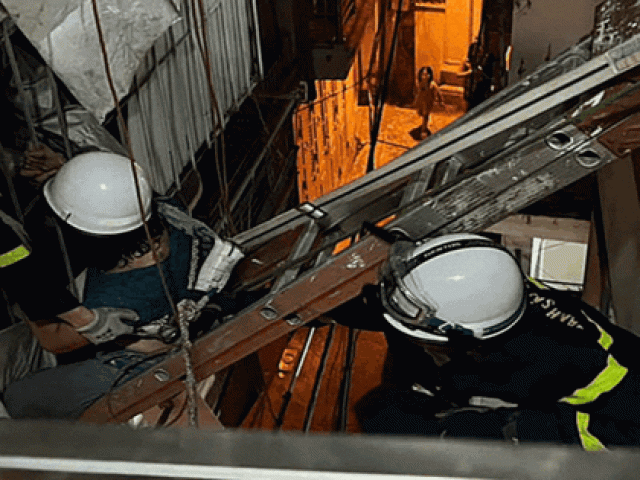 Cảnh sát Hà Nội cắt cửa, dùng thang dây giải cứu người phụ nữ lớn tuổi mắc kẹt