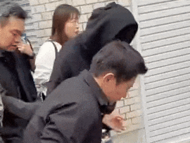 Châu Kiệt Luân 'già khọm', đi lại khó khăn