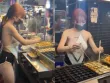 Diện đồ hở hang bán hàng chợ đêm, cô gái nhận đủ chỉ trích