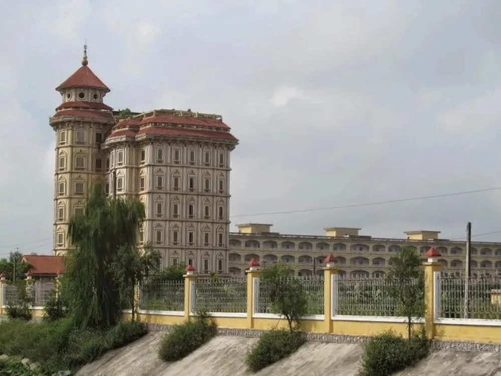 Trường Đại học Hà Hoa Tiên.