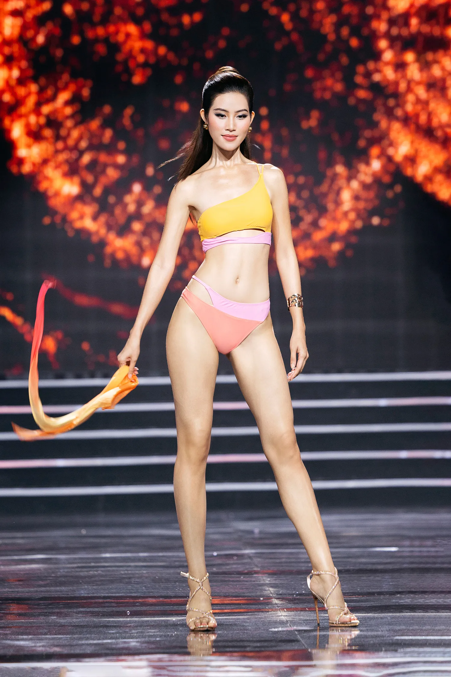 Thí sinh Nguyễn Lan Anh lọt vào top 5 Người đẹp biển. Cô 27 tuổi, quê Bắc Ninh, cao 1,75 m, số đo hình thể 77-58-93 cm. Người đẹp đã tốt nghiệp Đại học Sân khấu Điện ảnh TPHCM.