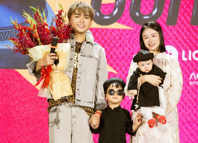 Vợ đưa hai con lên sân khấu, chúc mừng fan meeting đầu tiên của HuyR hôm 20/5.