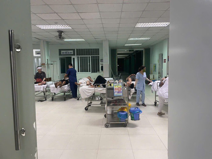 Các nạn nhân đang được cấp cứu tại Bệnh viện đa khoa tỉnh Quảng Nam