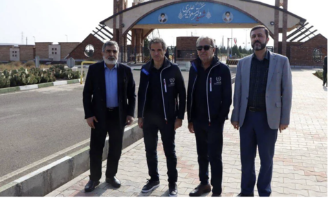Các quan chức Iran trước cơ sở hạt nhân Fordow - Ảnh: Getty