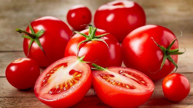 Thời tiết nóng ẩm, các mẹ nên thêm cà chua vào bữa ăn hàng ngày cho các con để đảm bảo cơ thể không bị mất nước.