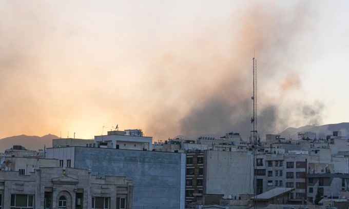 Khói bốc lên tại thủ đô Tehran của Iran hôm 18/6. Ảnh: AFP
