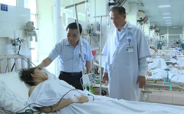Ông Lê Văn Dũng, Chủ tịch UBND tỉnh Quảng Nam thăm hỏi nạn nhân vụ tai nạn.