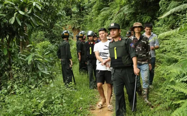 Lực lượng chức năng di lý các đối tượng về trụ sở công an. Ảnh: CACC.