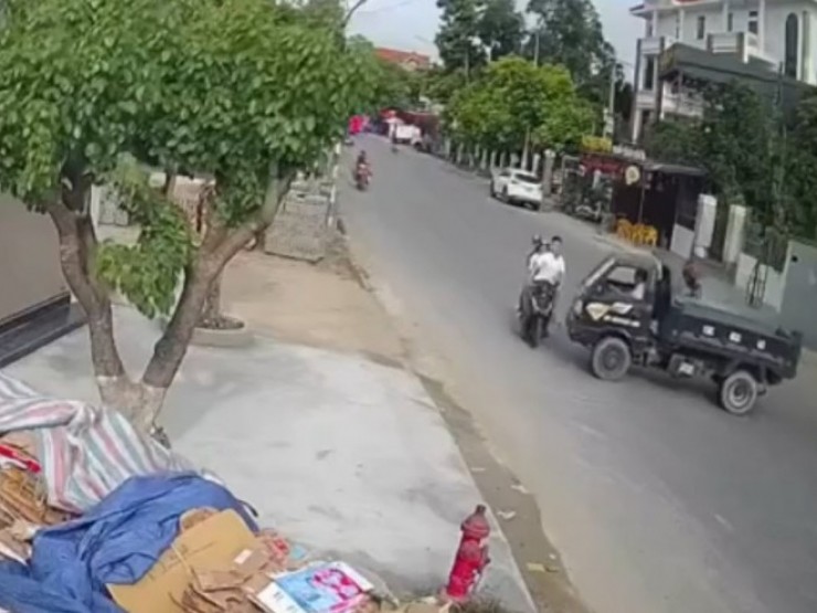 Hoảng hồn cảnh xe máy phóng như 'bay', va chạm xe tải khiến 3 người thương vong ở Hải Phòng