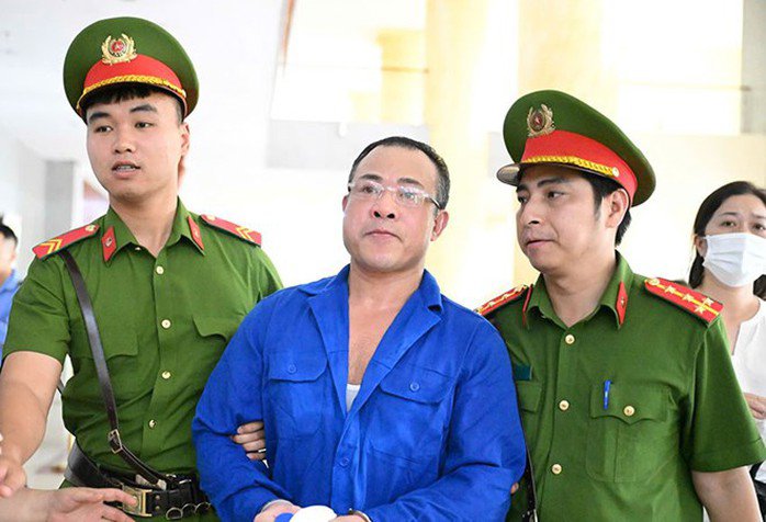 Bị cáo Nghiêm Quang Minh được dẫn giải tới phiên toà