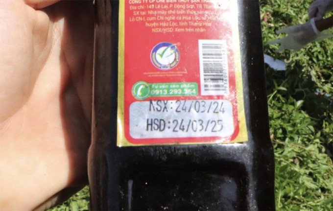Một chai nước mắm hết hạn sử dụng gần 3 tháng. Ảnh: Đắc Thành