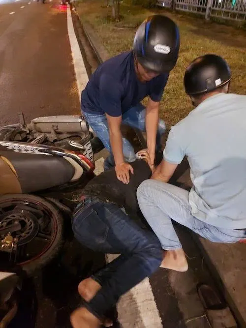 Nghi phạm bị các trinh sát hình sự khống chế bắt giữ khi đang trên đường lẩn trốn. Ảnh: CT.
