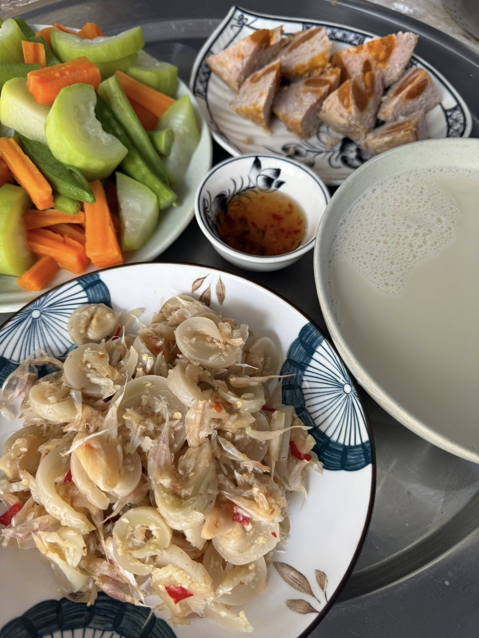 Món canh đậu ngon hơn khi ăn cùng cà ghém, thịt rang... Ảnh: Chu Hồng Liễu