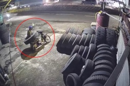 Clip: Chở lốp ô tô bằng xe máy, người đàn ông có pha xử lý  khó đỡ 