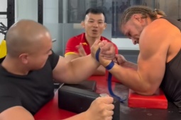 Võ sỹ Zakhar chịu khuất phục trước " ông trùm vật tay " Long " The Rock "