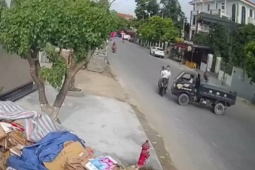Hoảng hồn cảnh xe máy phóng như  ' bay ' , va chạm xe tải khiến 3 người thương vong ở Hải Phòng