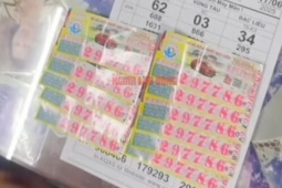 Một phụ nữ bán cơm ở Long An trúng 11 tờ vé số độc đắc