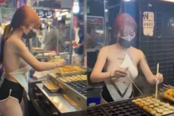 Diện đồ hở hang bán hàng chợ đêm, cô gái nhận đủ chỉ trích