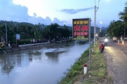 Va chạm với xe máy, xe khách chở 14 người lao xuống kênh