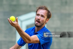 Rực lửa tennis ATP  &  WTA 500 ngày 18/6: Medvedev thắng dễ Halys