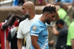 Pep bức xúc vì sao Man City nhận thẻ đỏ, tuyên bố ẩn ý về tân binh Cherki