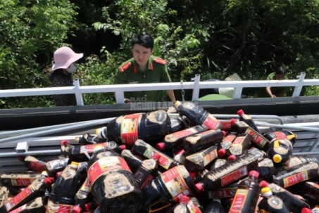 Nguồn gốc hàng ngàn chai nước mắm bị vứt bỏ ở Quảng Nam