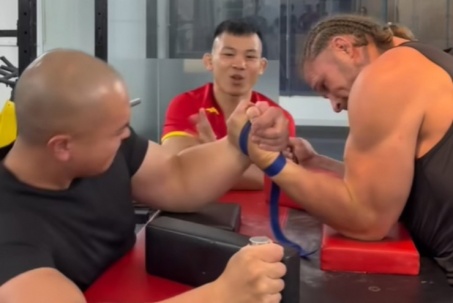 Võ sỹ Zakhar chịu khuất phục trước "ông trùm vật tay" Long "The Rock"