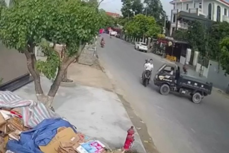 Hoảng hồn cảnh xe máy phóng như 'bay', va chạm xe tải khiến 3 người thương vong ở Hải Phòng