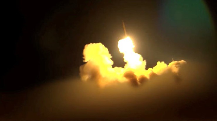 Khoảnh khắc tên lửa Iran rời bệ phóng trong xung đột với Israel. Ảnh: Reuters.