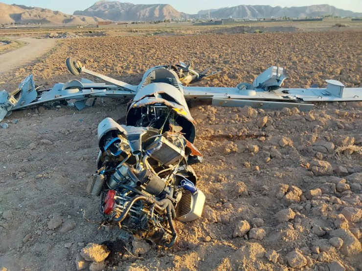 Xác máy bay không người lái (UAV) Hermes của Israel bị Iran bắn hạ. Ảnh: Reuters.