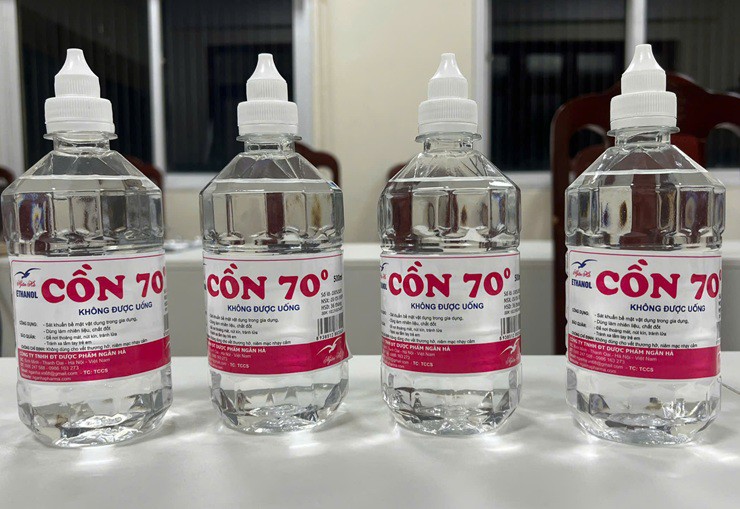 Cồn y tế giả bị Phòng Cảnh sát kinh tế, Công an TP Hà Nội thu giữ - Ảnh Công An Hà Nội