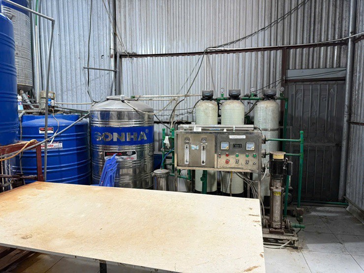 Xưởng sản xuất cồn y tế giả của Phó Chủ tịch UBND thị trấn Chúc Sơn, huyện Chương Mỹ - Ảnh Công An Hà Nội