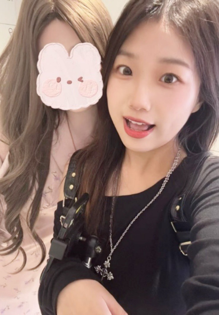 Tiểu Hoàng - cô nàng hướng dẫn viên GenZ chụp ảnh cùng du khách của mình