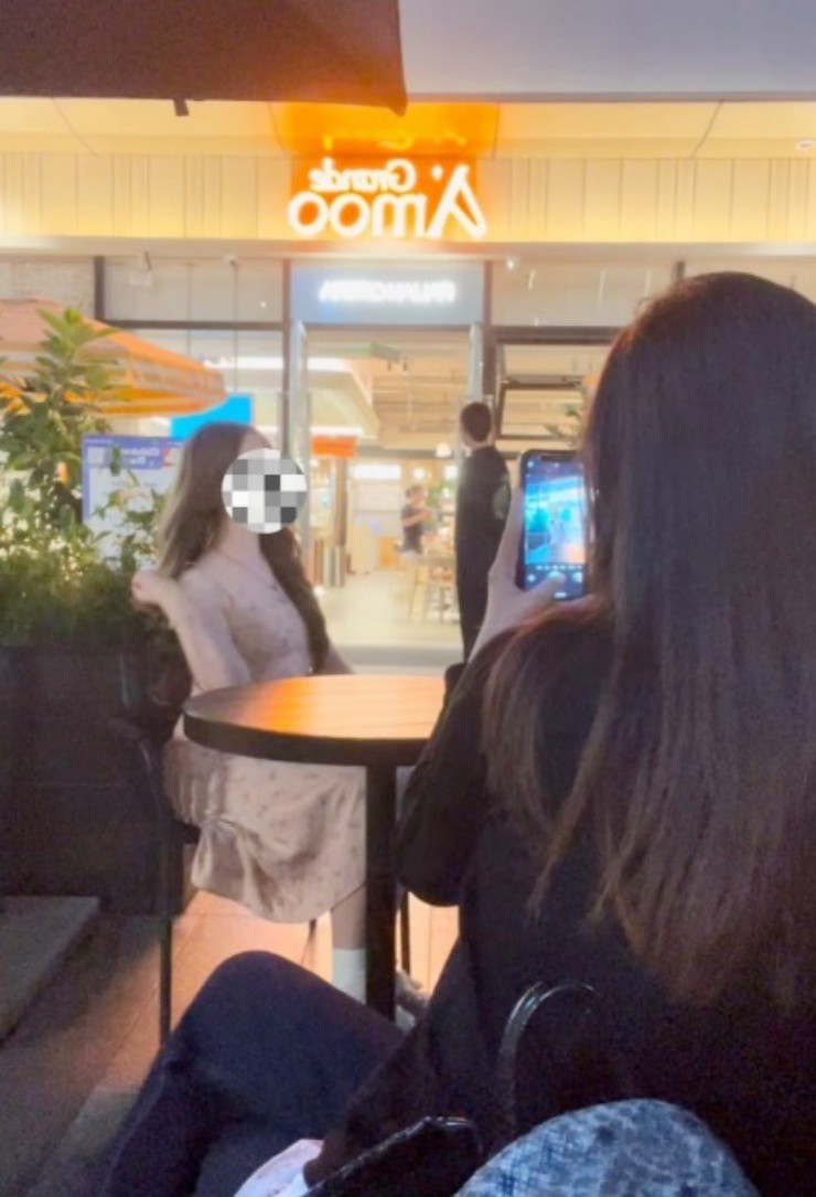 Tiểu Hoàng giúp du khách chụp ảnh check-in