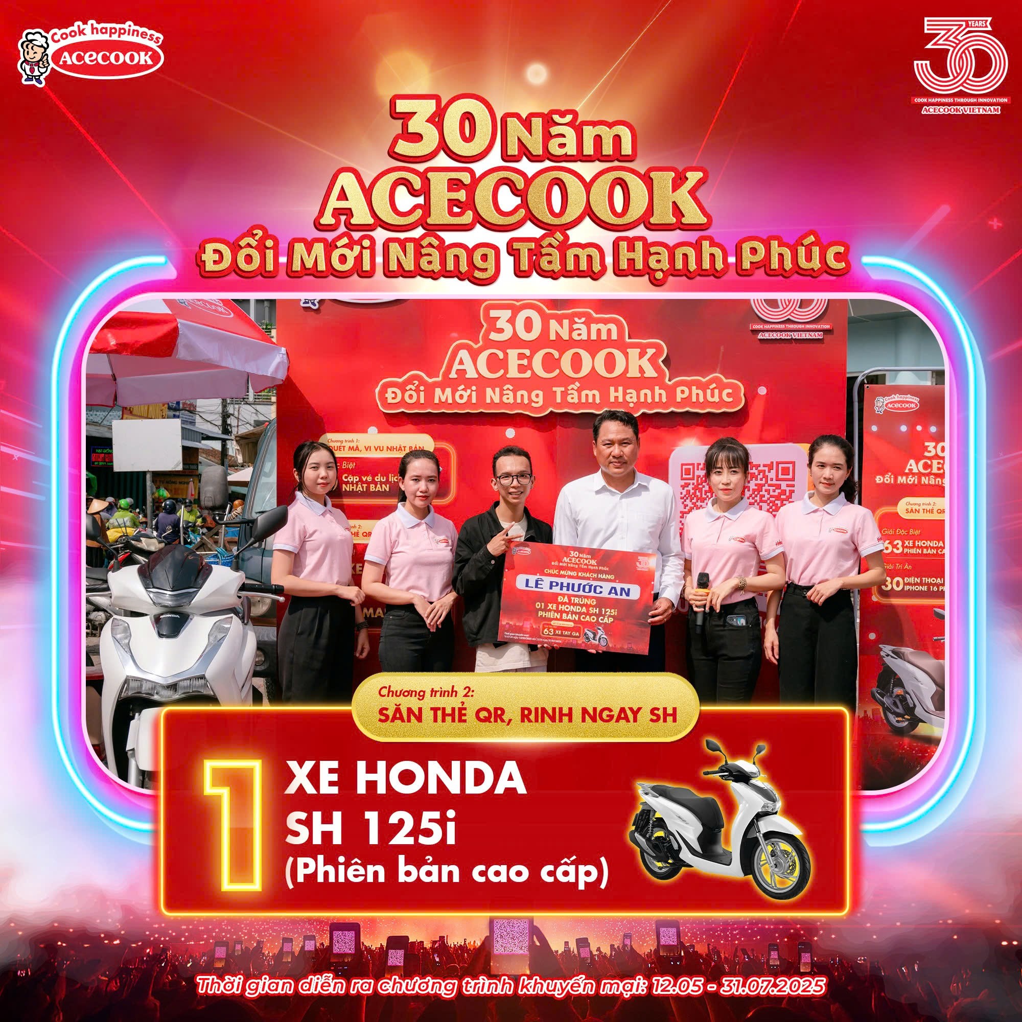 Anh Lê Phước An (Sóc Trăng) không giấu được niềm hạnh phúc khi lên nhận giải Xe Honda SH 125i từ đại diện Acecook Việt Nam.