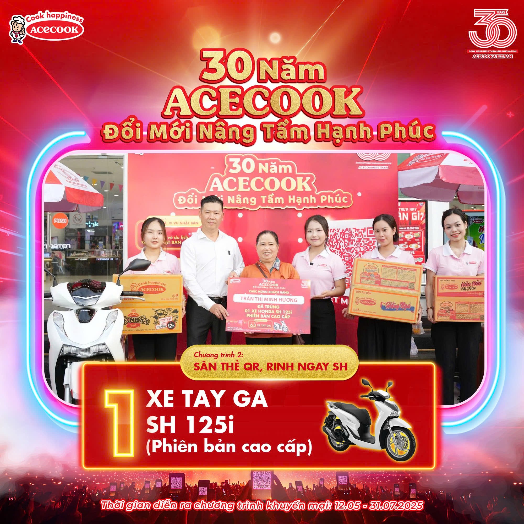Nụ cười rạng rỡ trên sân khấu trao thưởng của chị Trần Thị Minh Hương (Đà Nẵng) giữa những tiếng hoan hô náo nhiệt.