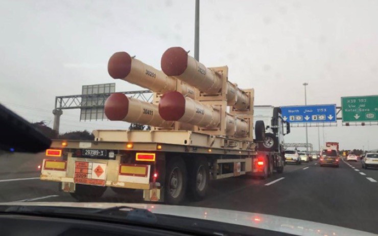 Hệ thống tên lửa phòng không Barak-8 của Israel di chuyển trên đường phố.