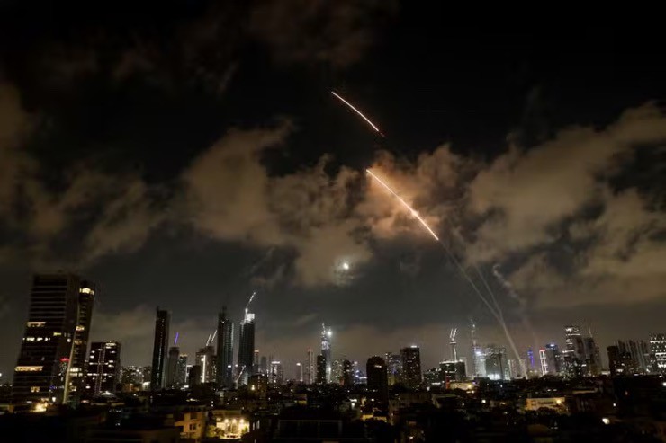 Các hệ thống phòng không Israel đánh chặn mục tiêu trên bầu trời vào ngày 18/6. Ảnh: Reuters.