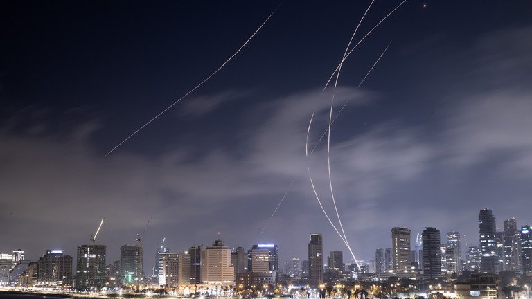 Hệ thống phòng không Israel đã bộc lộ sơ hở trong nhiều ngày chống đỡ tên lửa đạn đạo Iran. Ảnh: Anadolu.