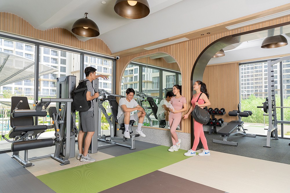 Phòng gym với trang thiết bị hiện đại cùng khung cửa hướng ra mảng xanh nội khu đầy cảm hứng.