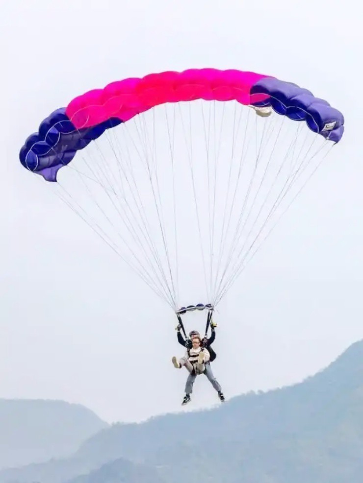 Nghề “người bay”: Làm việc trên trời, kiếm tiền tỷ/năm - 1