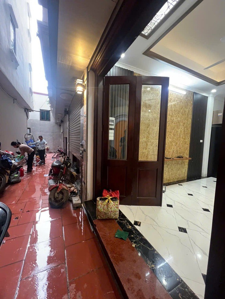 Căn nhà 4,5 tầng xây trên lô đất 30m2 trong ngõ này được rao bán với giá hơn 4 tỷ đồng